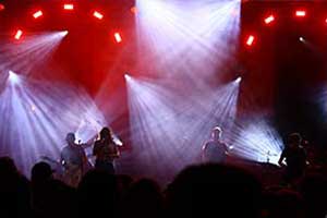Band auf Bühne im rot/weissem Bühnenlicht bei einem Oktoberfest
