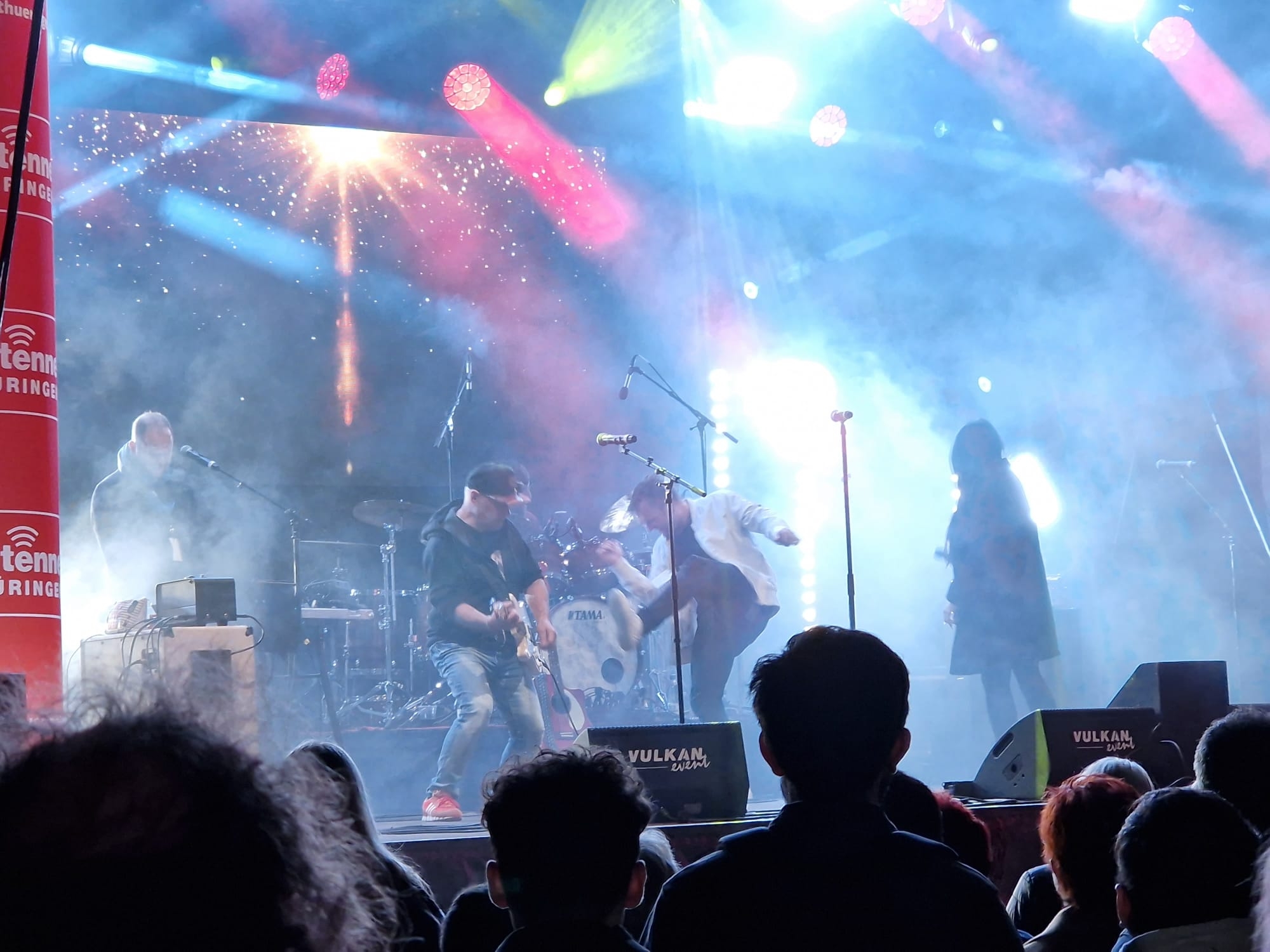 Bühne mit Band und Publikum davor bei einem Stadtfest
